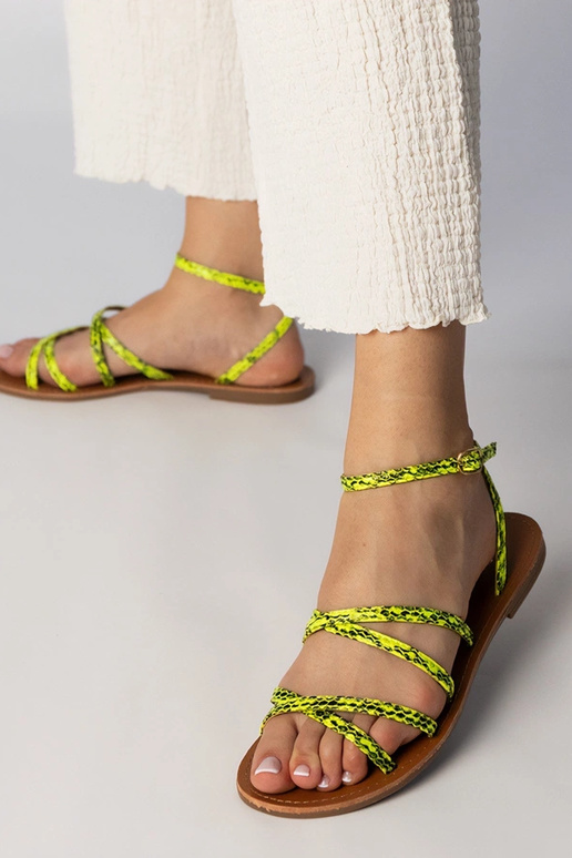 Sandalias amarillas de suela plana,... Sandalias amarillas de suela plana,...