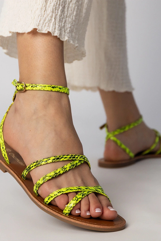 Sandalias amarillas de suela plana,... Sandalias amarillas de suela plana,...