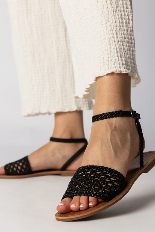 Sandalias negras trenzadas de suela... Sandalias negras trenzadas de suela...