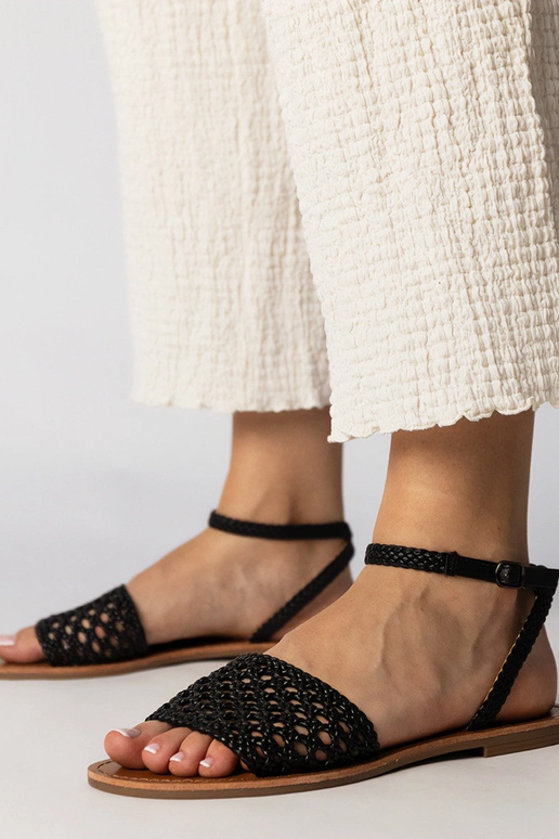 Sandalias negras trenzadas de suela... Sandalias negras trenzadas de suela...