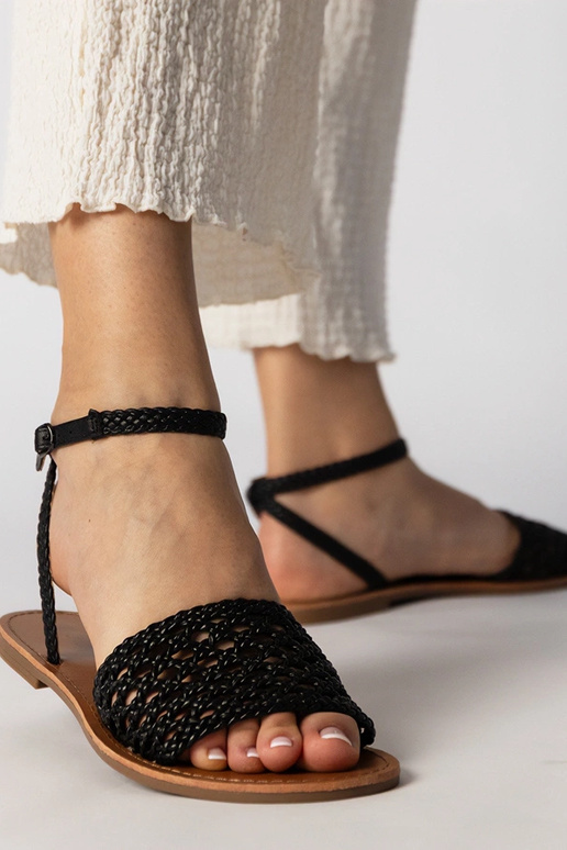 Sandalias negras trenzadas de suela... Sandalias negras trenzadas de suela...