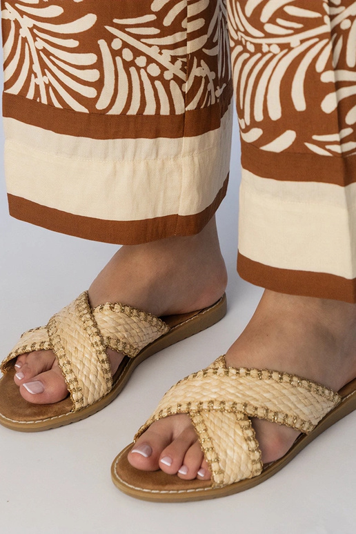 Zapatillas trenzadas color arena para... Zapatillas trenzadas color arena para...