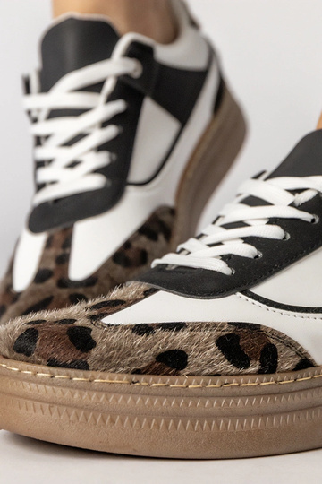 Zapatillas deportivas negras y blancas con inserción de pantera, "Meril" 2
