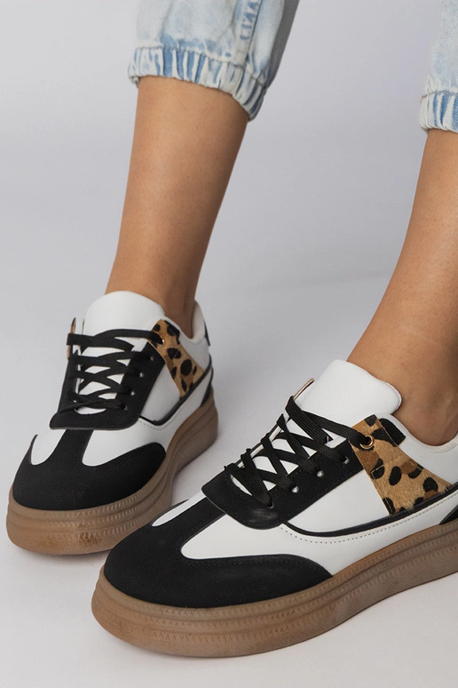 Zapatillas deportivas blancas y...