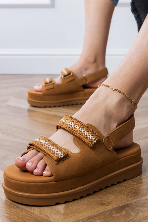 Sandalias color caramelo con tiras... Sandalias color caramelo con tiras...