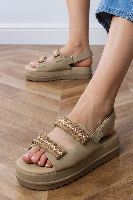 Sandalias marrones con tiras bordadas... Sandalias marrones con tiras bordadas...