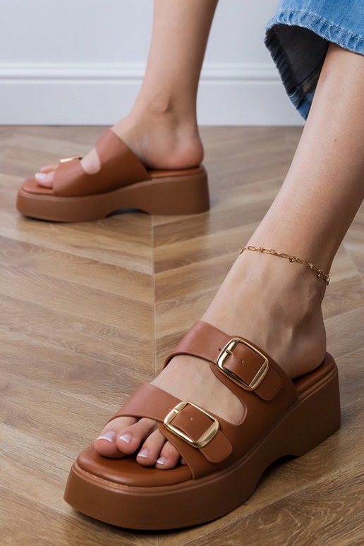 Zapatillas marrones con hebillas en...