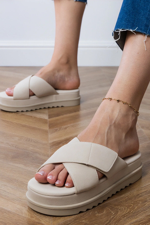 Zapatillas color arena con correas en...