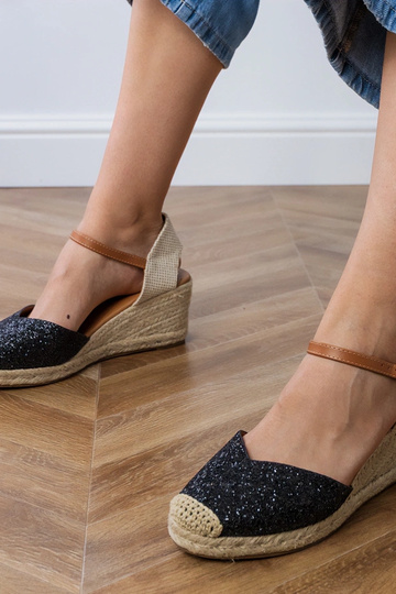 Sandalias negras brillantes...