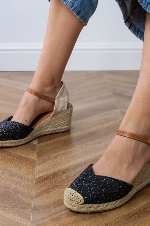 Sandalias negras brillantes en la... Sandalias negras brillantes en la...