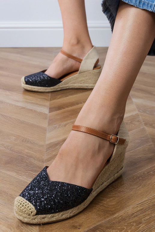 Sandalias negras brillantes en la... Sandalias negras brillantes en la...