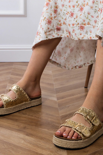 Zapatillas tipo espadrilles doradas con purpurina y hebillas, “Induri”