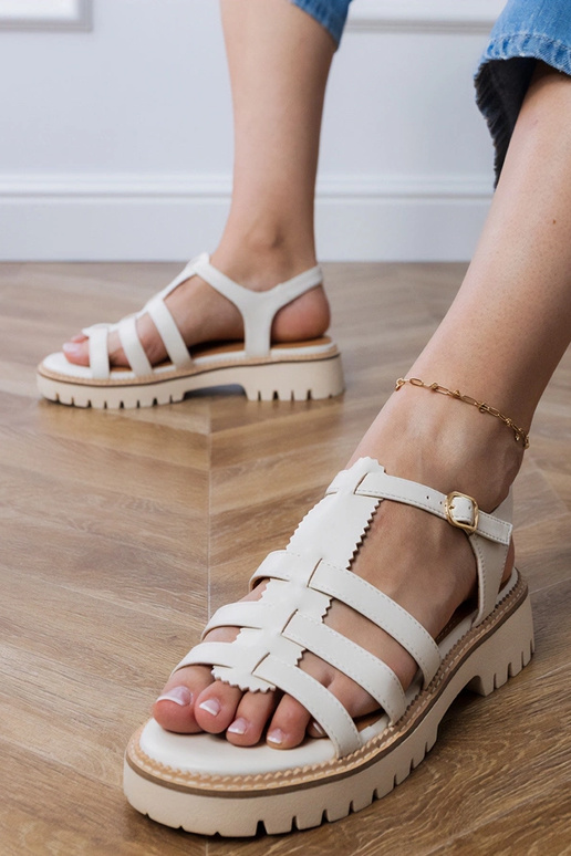 Sandalias gladiadoras blancas con... Sandalias gladiadoras blancas con...