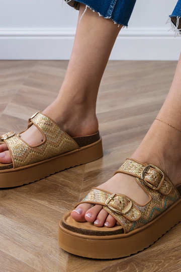 Orinos chanclas doradas con hebillas en tiras