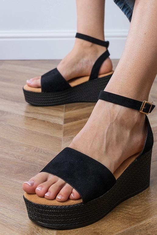 Sandalias negras en la plataforma de... Sandalias negras en la plataforma de...