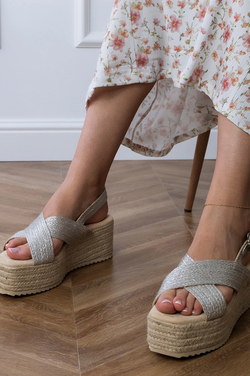 Sandalias plateadas tipo espadrilla... Sandalias plateadas tipo espadrilla...