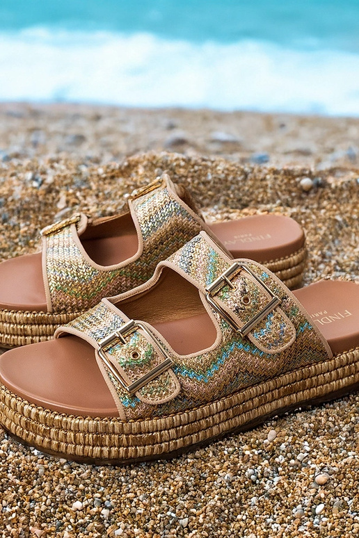 Zapatillas doradas con hebillas en... Zapatillas doradas con hebillas en...