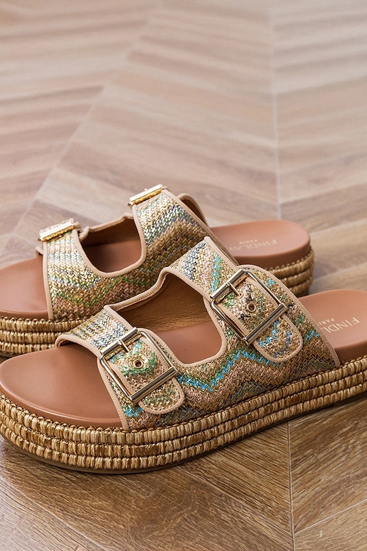 Zapatillas doradas con hebillas en... Zapatillas doradas con hebillas en...