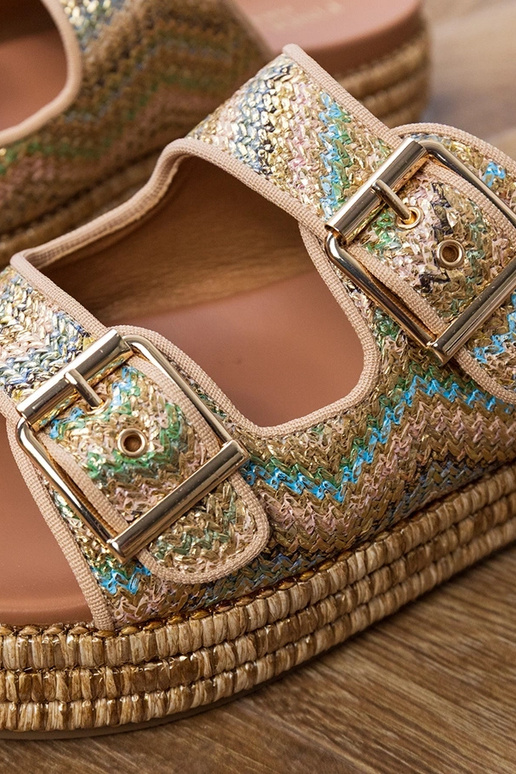 Zapatillas doradas con hebillas en... Zapatillas doradas con hebillas en...