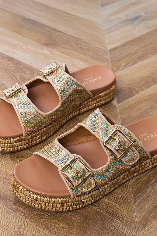 Zapatillas doradas con hebillas en... Zapatillas doradas con hebillas en...