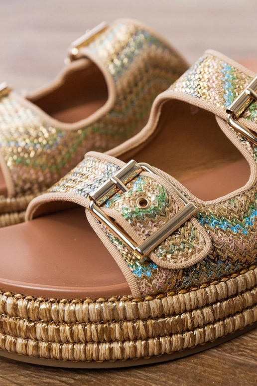 Zapatillas doradas con hebillas en... Zapatillas doradas con hebillas en...