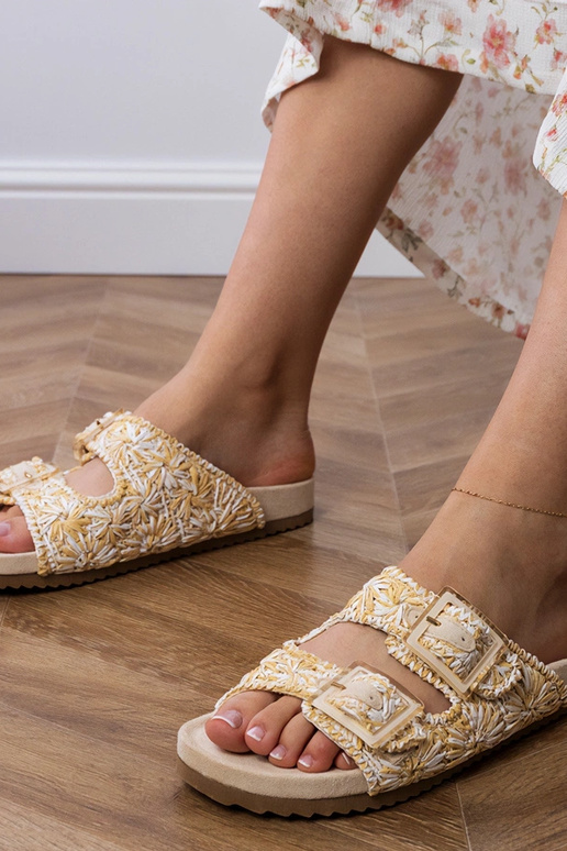 Zapatillas trenzadas de color arena...