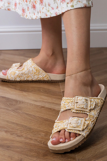 Zapatillas trenzadas de color arena con hebillas en las correas, "Firada" 2