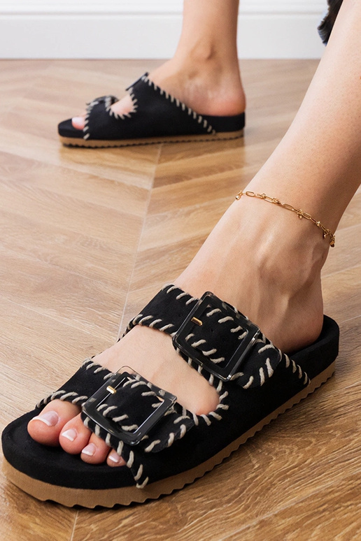 Zapatillas negras con hebillas y... Zapatillas negras con hebillas y...