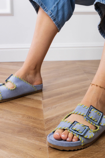 Zapatillas azules con hebillas y bordados en las correas, "Kim"