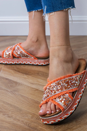 Pantuflas naranjas con circonitas en las cintas Kelara