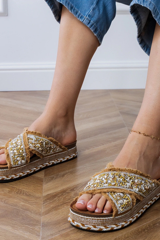 Zapatillas de color arena con...