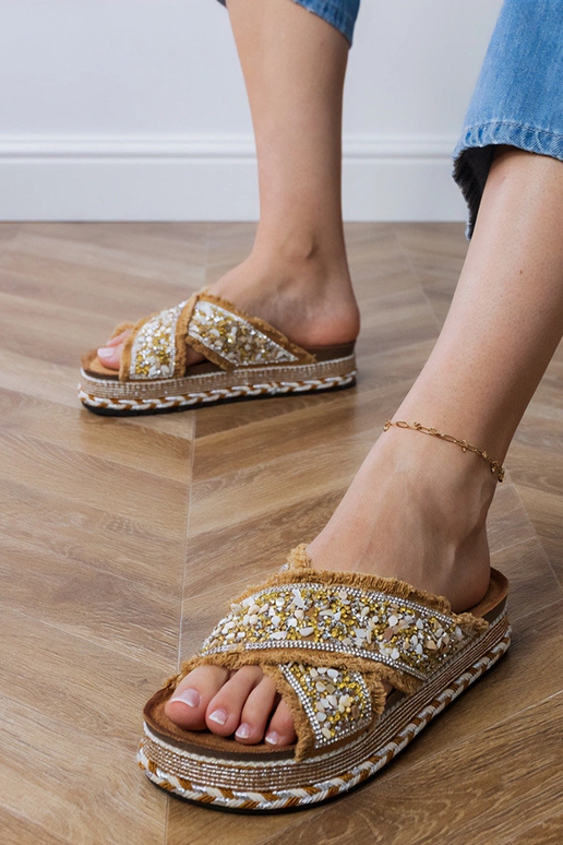 Zapatillas de color arena con...