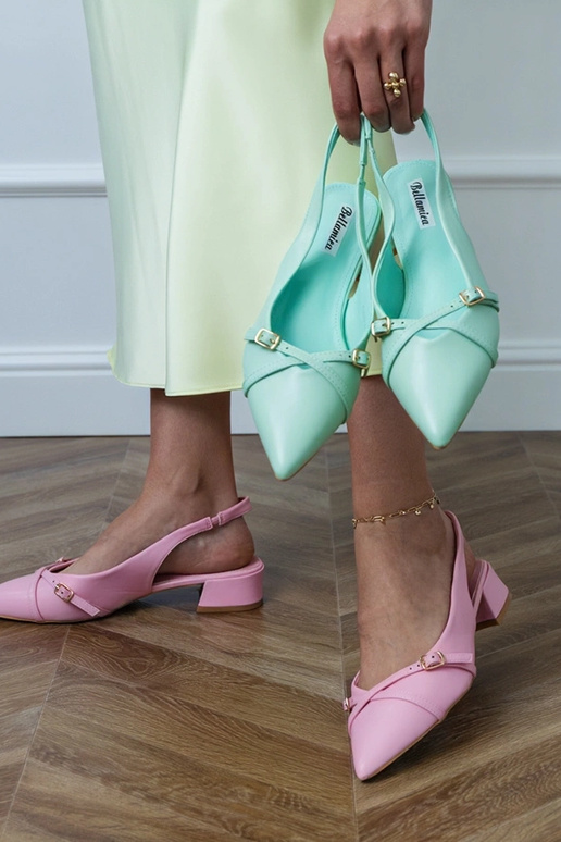 Sandalias rosas de tacón bajo con... Sandalias rosas de tacón bajo con...