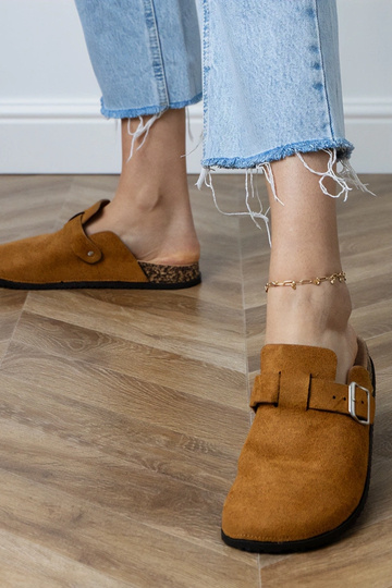 Pantuflas marrones cerradas...