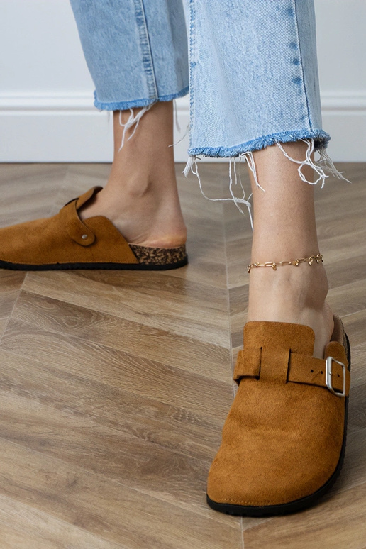 Pantuflas marrones cerradas con suela...