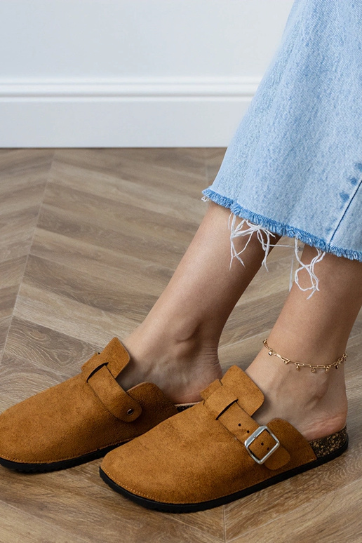 Pantuflas marrones cerradas con suela...