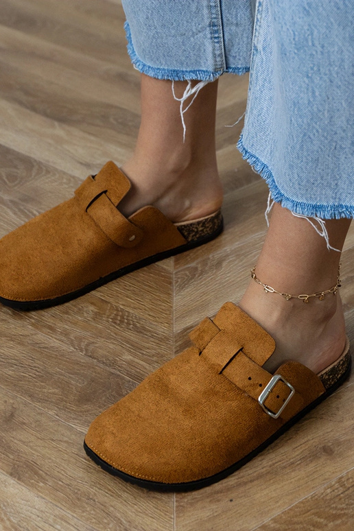 Pantuflas marrones cerradas con suela...