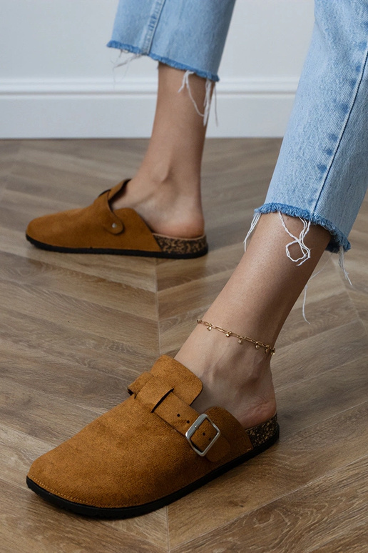 Pantuflas marrones cerradas con suela...