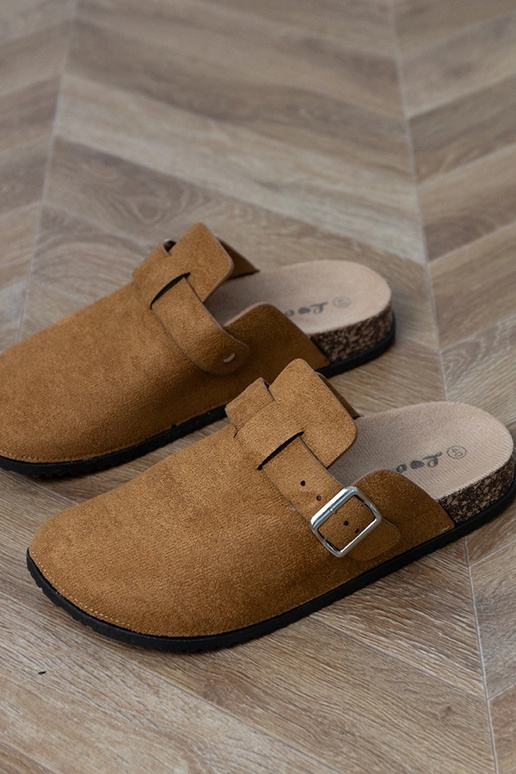 Pantuflas marrones cerradas con suela...