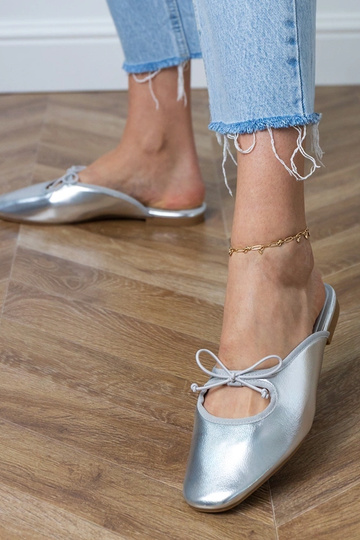 Pantuflas plateadas cerradas con suela plana Matila