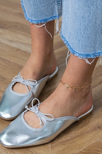 Pantuflas plateadas cerradas con suela plana Matila 2