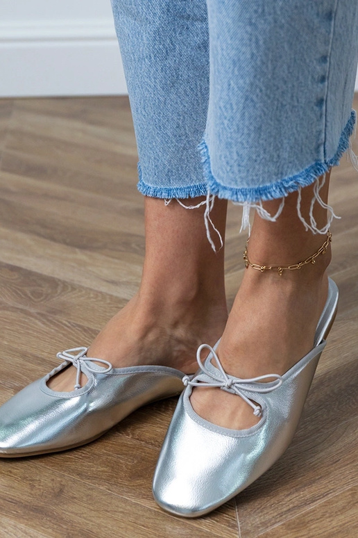 Pantuflas plateadas cerradas con...