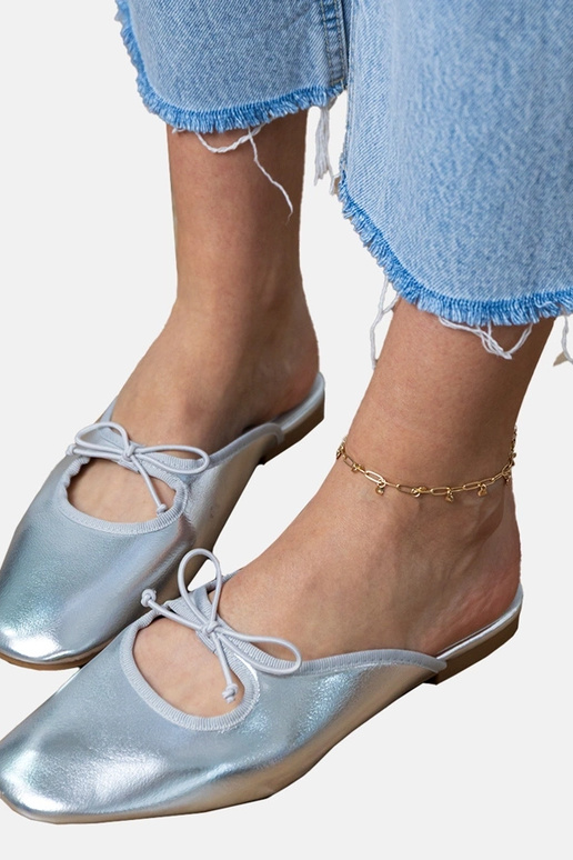 Pantuflas plateadas cerradas con...