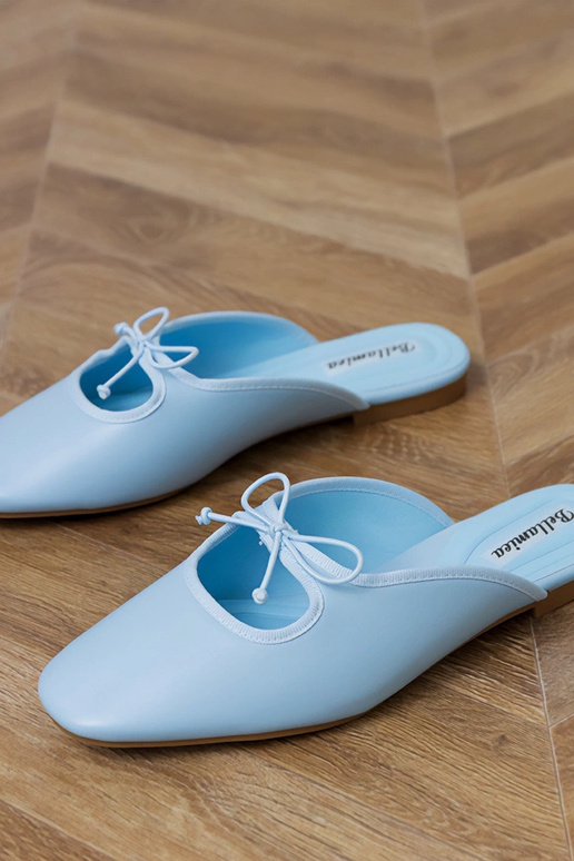 Pantuflas azules cerradas con suela... Pantuflas azules cerradas con suela...