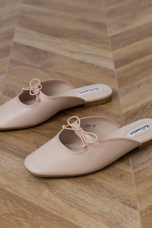 Pantuflas color arena cerradas con...