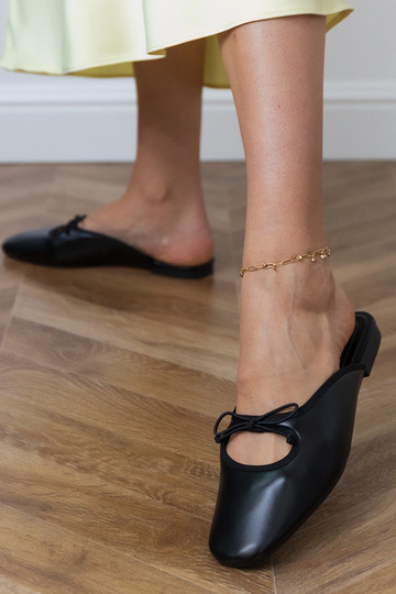 Pantuflas negras cerradas...