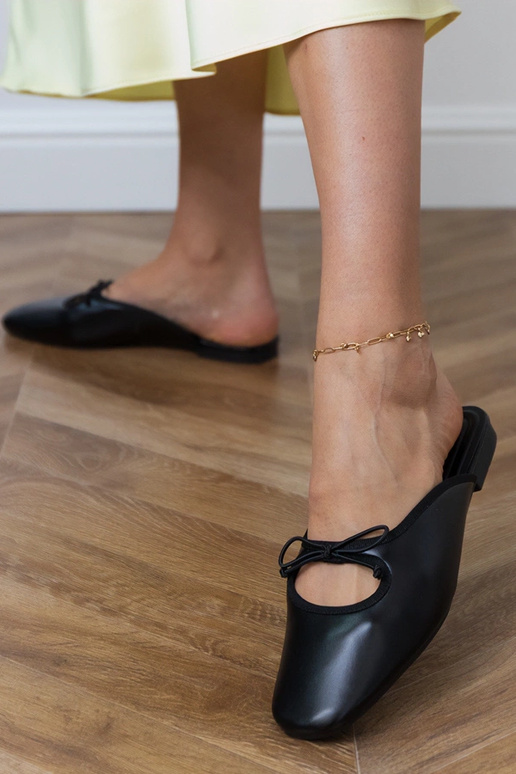 Pantuflas negras cerradas con suela... Pantuflas negras cerradas con suela...