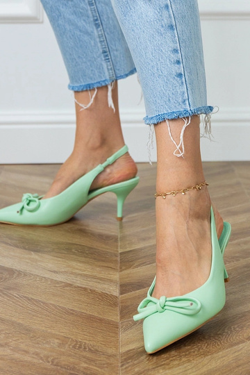 Sandalias verdes de tacón...