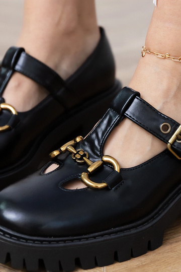 Zapatos negros con suela...