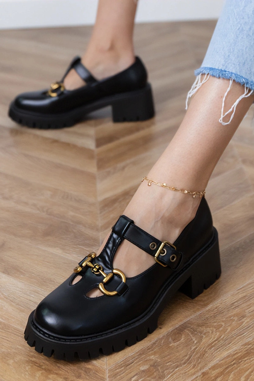 Zapatos negros con suela gruesa y...